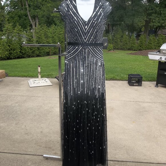 NWT ADRIANNA PAPELL GORGEOUS BLACK &SILVER BEADED GOWN 0 - Picture 1 of 3
